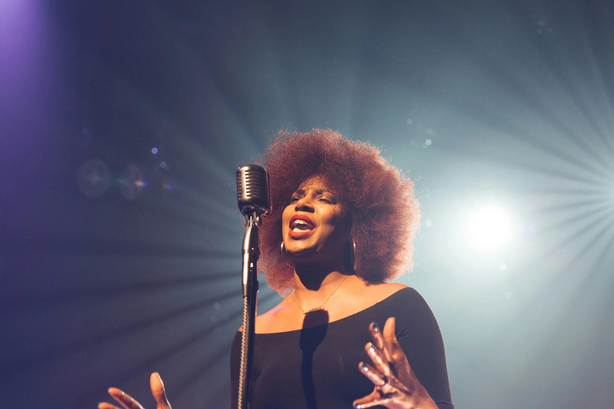 Cantante interpretando una canción