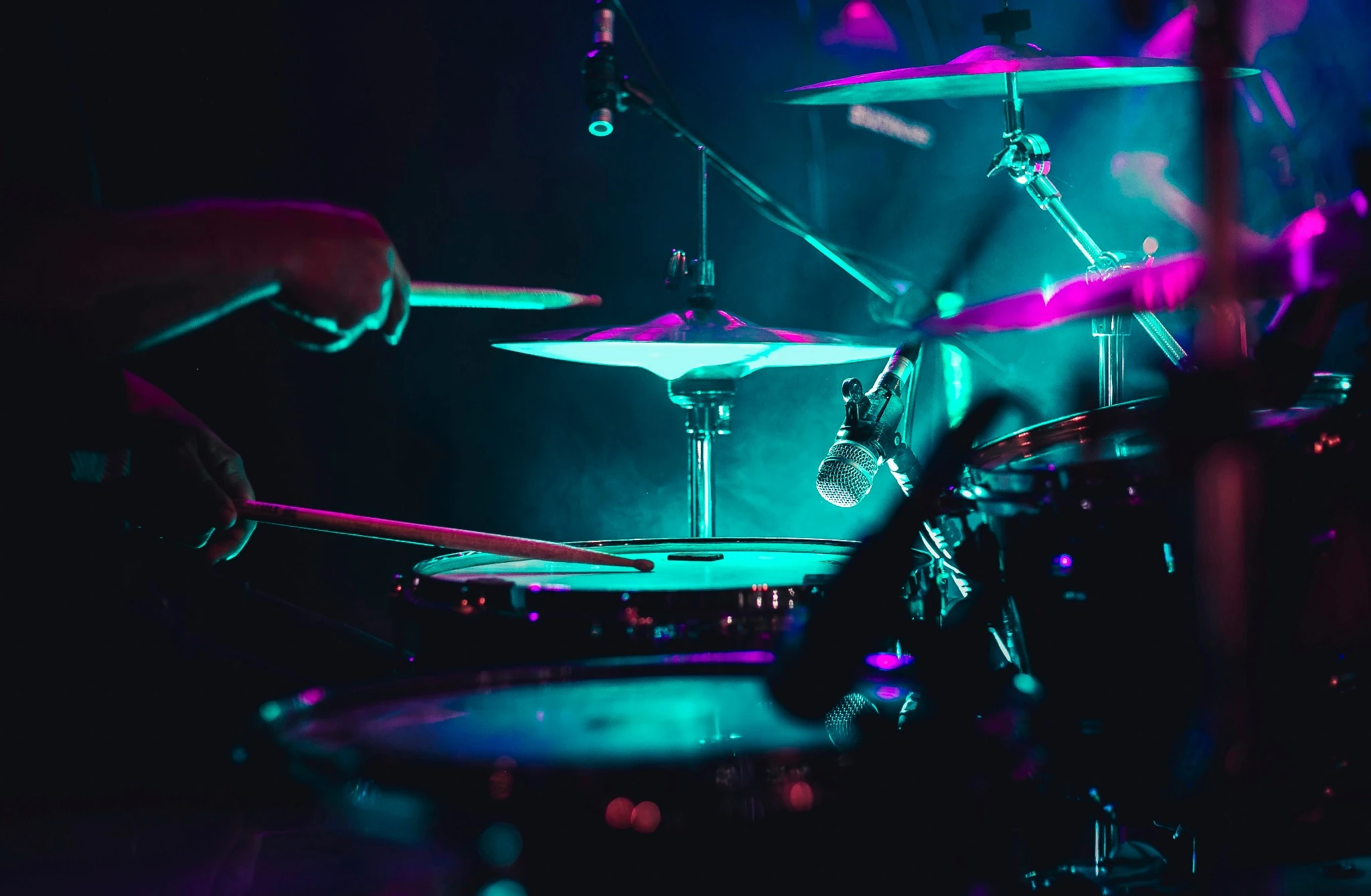Baterista tocando en directo