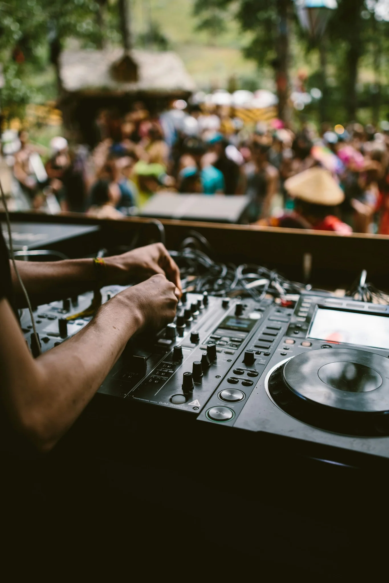 DJ pinchando en directo ante el público