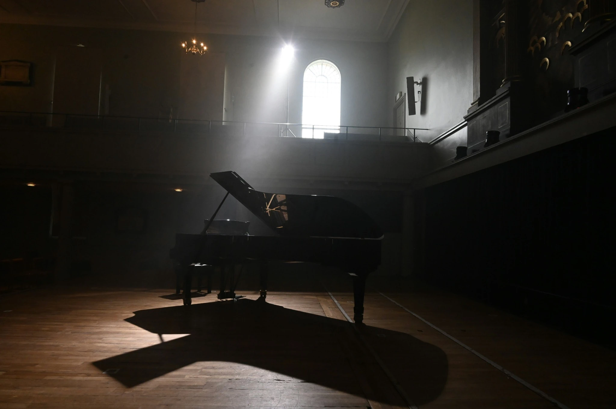 Pianista interpretando sobre un escenario