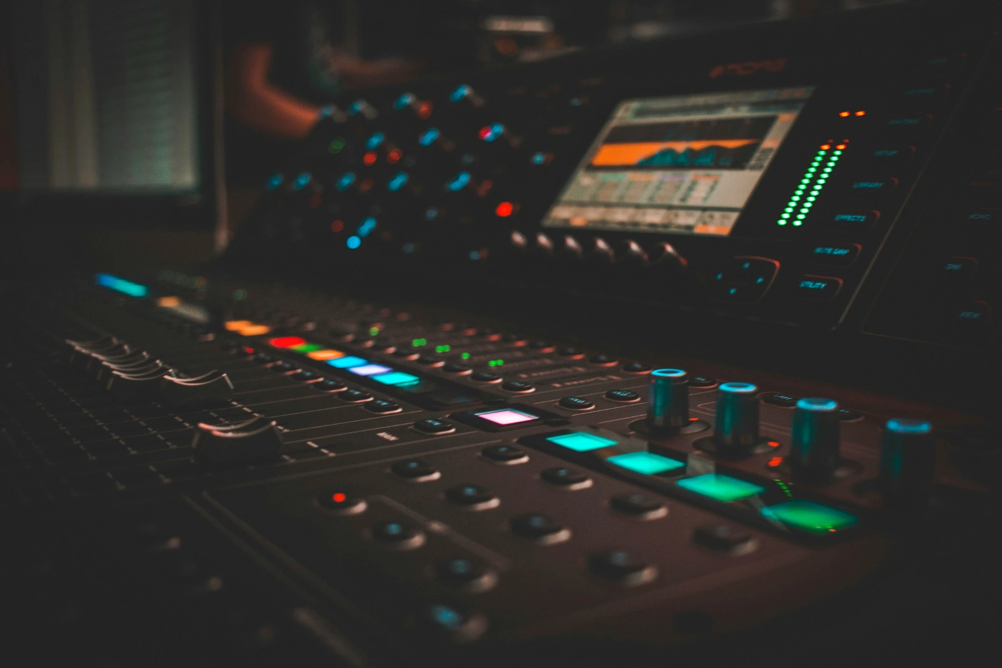 Productor musical trabajando en su estudio
