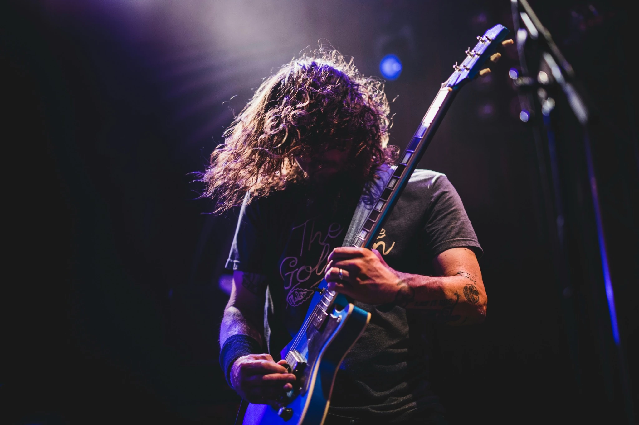 Guitarrista tocando una guitarra eléctrica