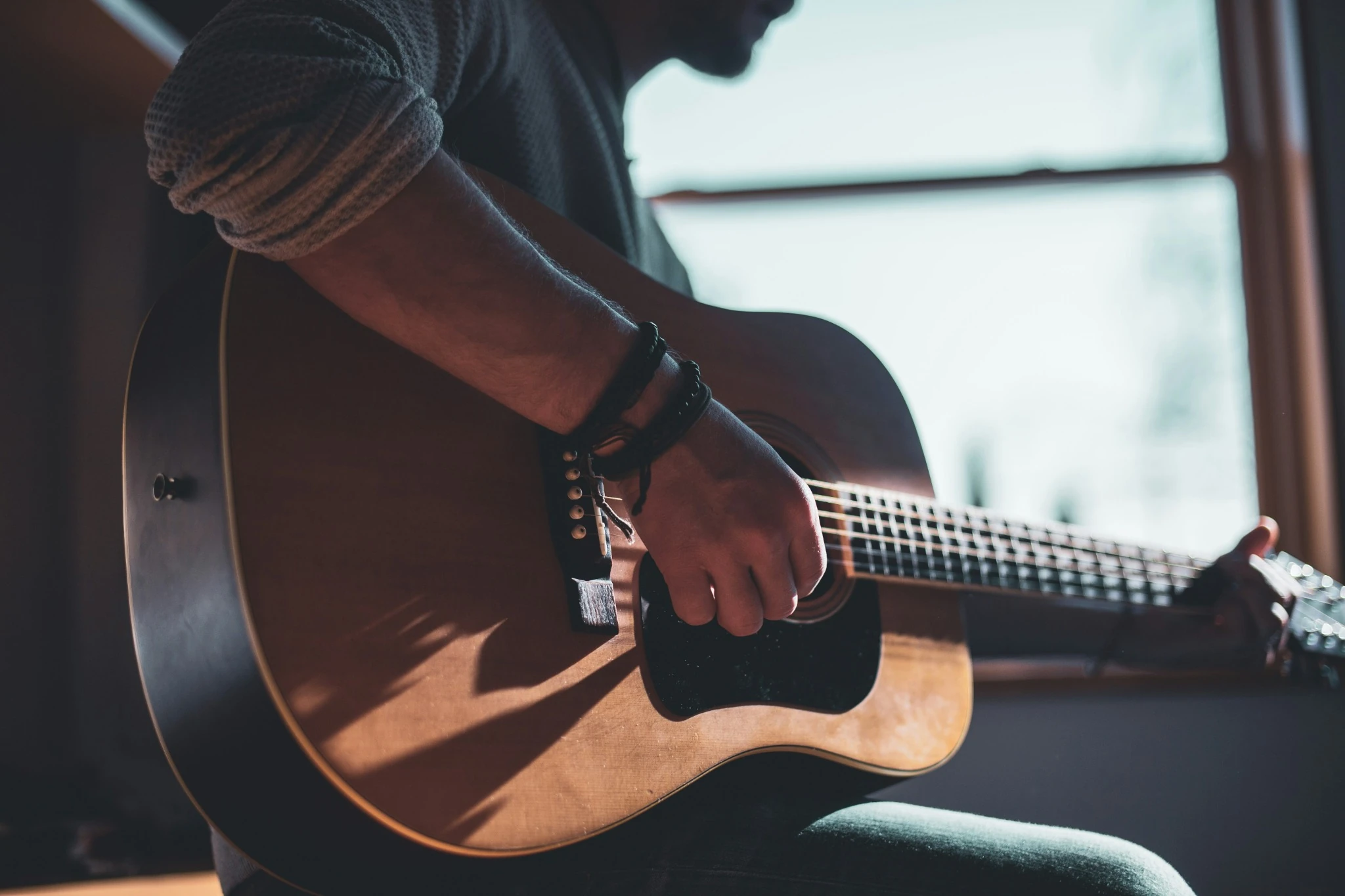 Practicando acordes de guitarra eléctrica