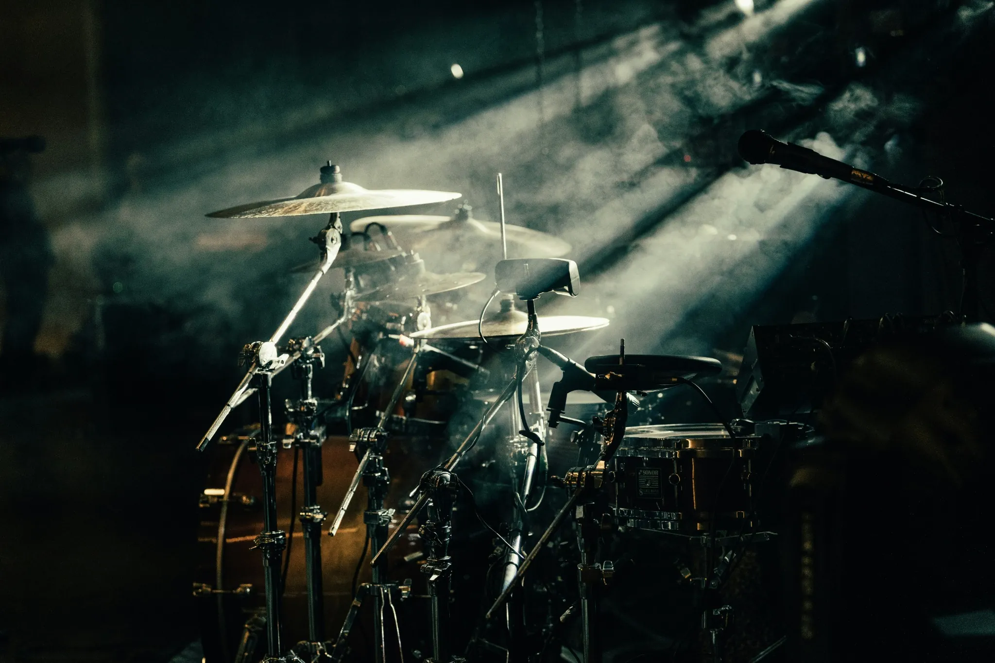 Baterista practicando en el aula