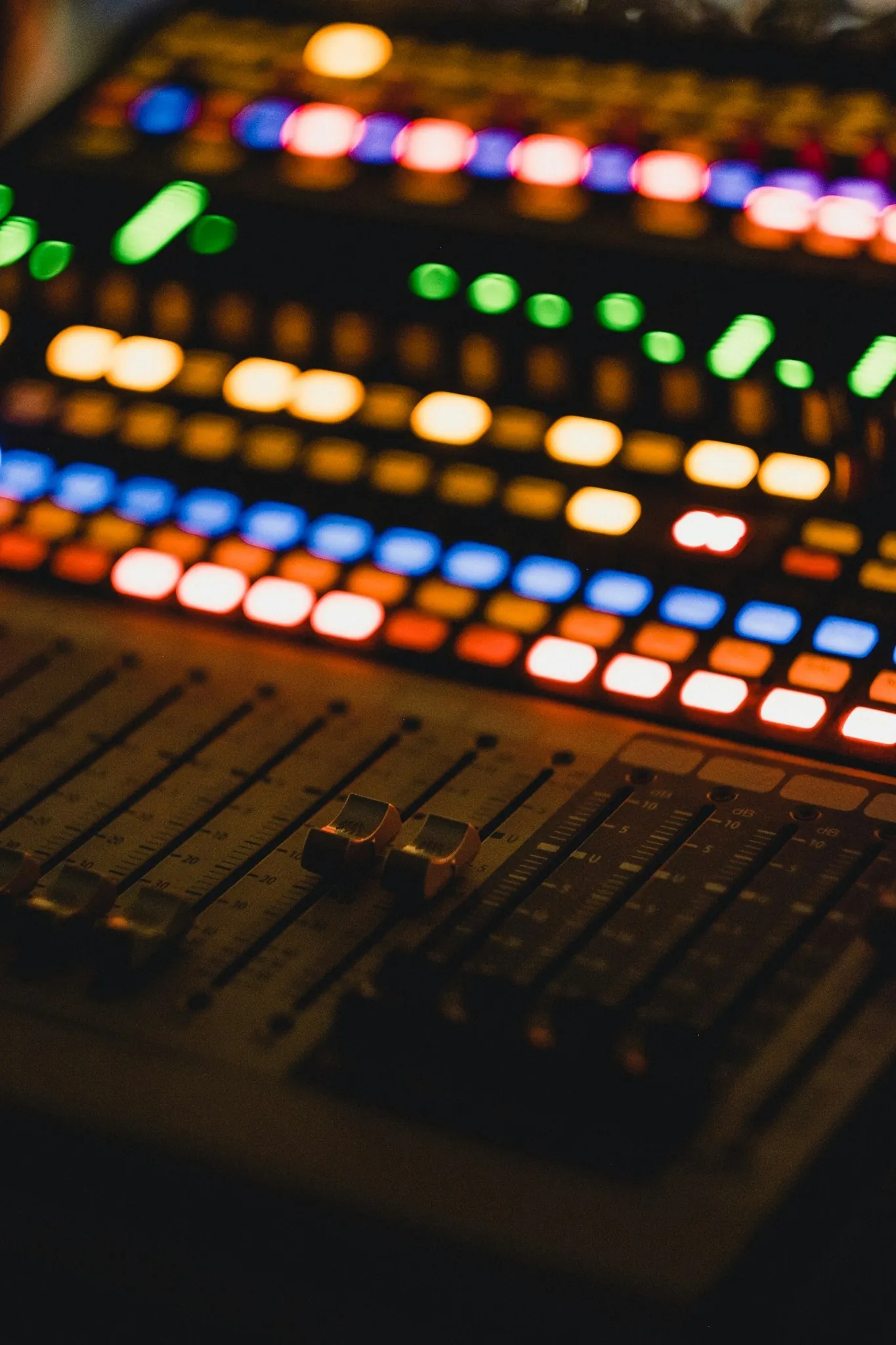 Produciendo música en el estudio de Art Music Room