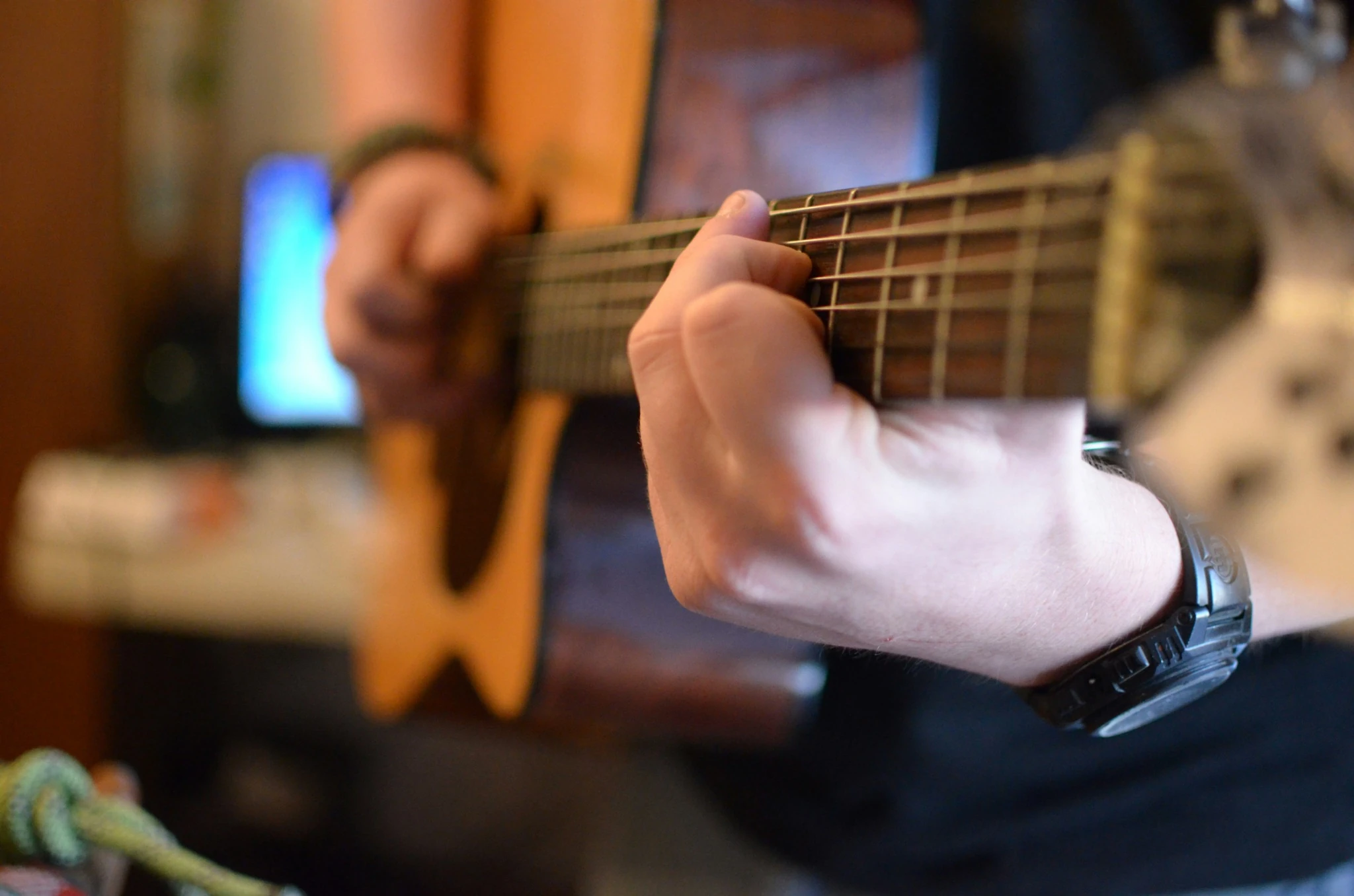 Profesor enseñando guitarra eléctrica a un alumno